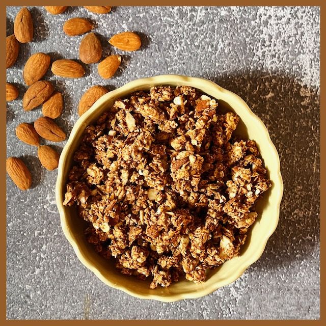 Granola mit Mandeln, Kakao und Haferflocken