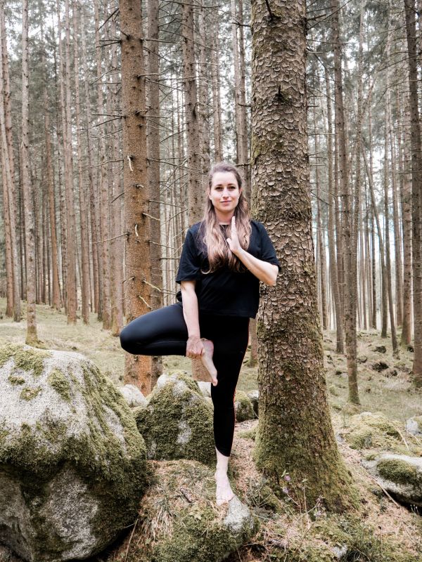 Yoga Julia im Wald