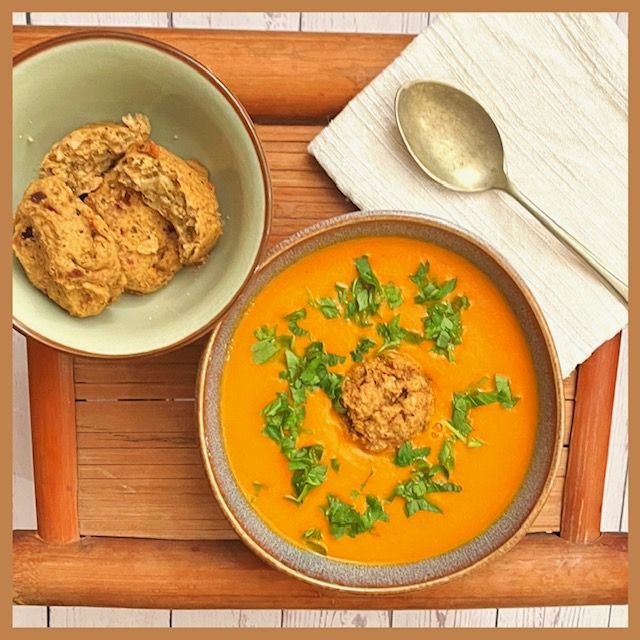 Tomaten-Kokos-Suppe mit Linsenbällchen