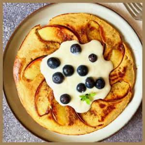 Glutenfreies Buchweizen-Omlette mit Apfel