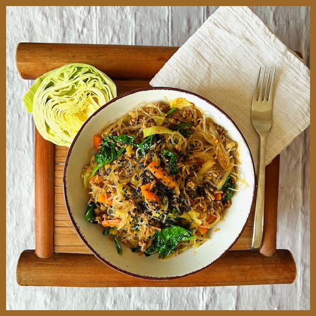 Pfanne mit Rinderhack, Kraut und Glasnudeln
