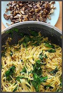 Pfanne mit Reisnudeln, Spinat und Pilzen