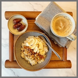 Haferflockenbrei mit Datteln und Walnüssen