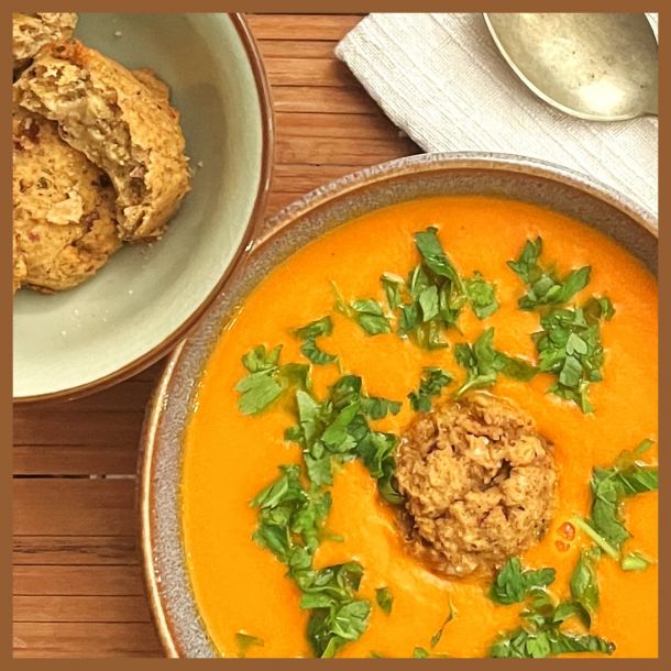 Tomaten-Kokos-Suppe mit Linsenbällchen