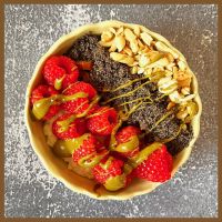 Porridge mit Himbeeren, Mohn, Granola und Pistazienmus